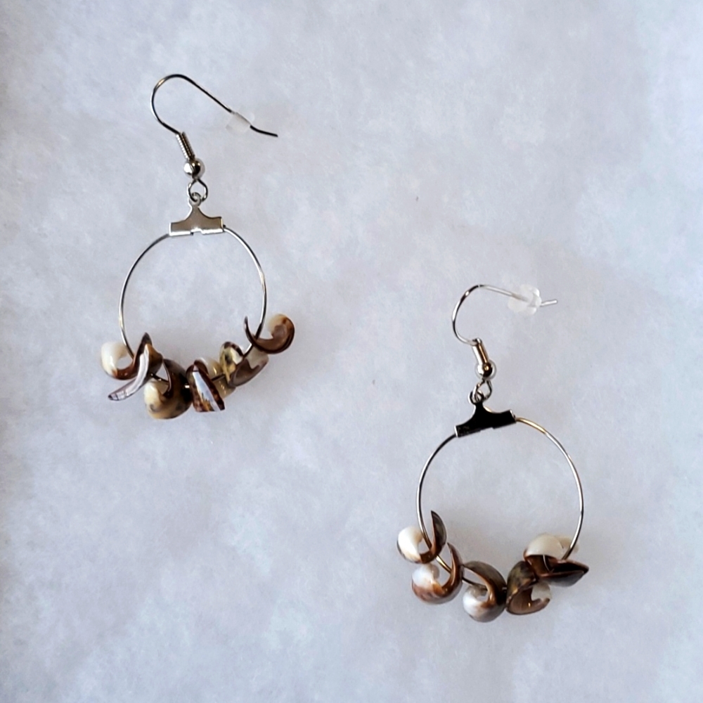 New Shell Earrings Pair - Picture 1 of 2